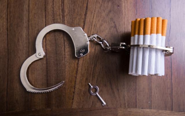 La AN advierte sobre la incorrecta transposición de la Directiva 92/12, al prescindir de referencias a la entrada irregular del producto gravado. Imagen de unos cigarrillos esposados