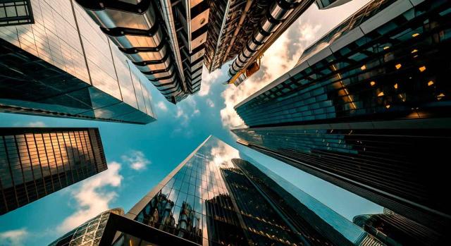 Deducción por doble imposición internacional aplicada por grupo fiscal. Fotografía de una ciudad de rascacielos sacada desde abajo