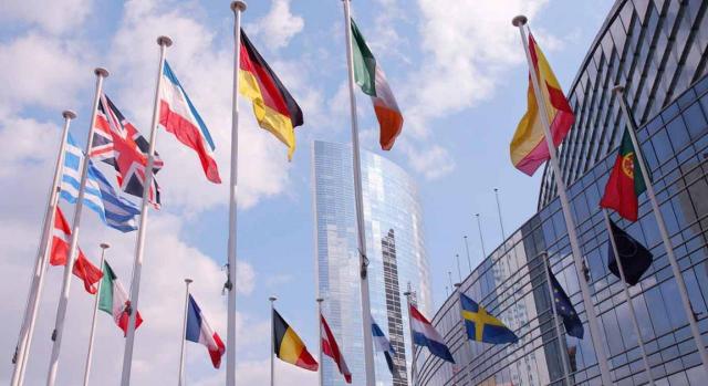 Iva pequeñas empresas. Imagen de banderas que componen la Unión Europea