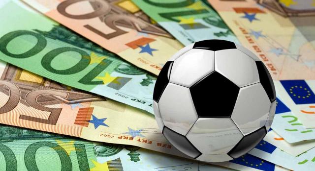 Clubes de fútbol valencianos. Balón de fútbol encima de billetes de euro