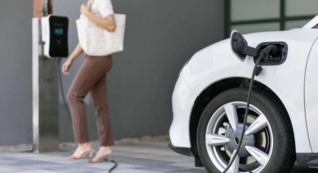 Adquisición de un vehículo eléctrico: ayudas directas e incentivos fiscales en el IRPF y el Impuesto sobre Sociedades Adquisición de un vehículo eléctrico: ayudas directas e incentivos fiscales en el IRPF y el Impuesto sobre Sociedades. Imagen de un coche eléctrico cargandose