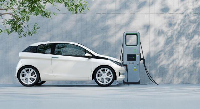 La Rioja procede a realizar una aclaración respecto a la deducción en IRPF por adquisición de vehículos eléctricos. Imagen de un coche blanco electrico cargandose