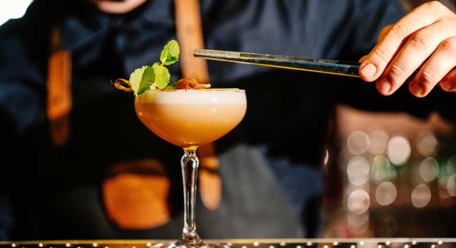 Las bebidas con una graduación alcohólica igual o inferior al 0,5% vol no están sujetas a los impuestos especiales sobre el alcohol y bebidas alcohólicas Las bebidas que no superan los 0,5% vol de alcohol no están sujetas a los impuestos especiales sobre el alcohol y bebidas alcohólicas. Imagen de una barra de un bar preparando un cóctel