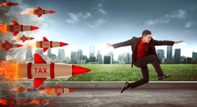 No se exige animus defraudandi para derivar responsabilidad subsidiaria si existe utilización abusiva de estructuras societarias como medio de elusión fiscal. Imagen de un hombre saltando obstaculos mientras lo persiguen unos cohetes con la palabra TAX