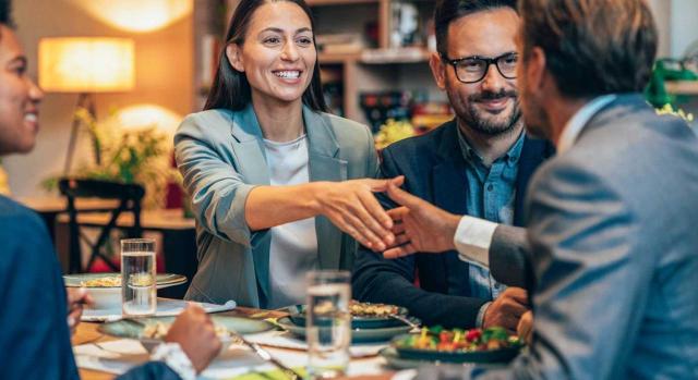 Gastos de comidas con clientes: justificación y deducibilidad del gasto en IRPF. Imagen de una comida de trabajo con clientes
