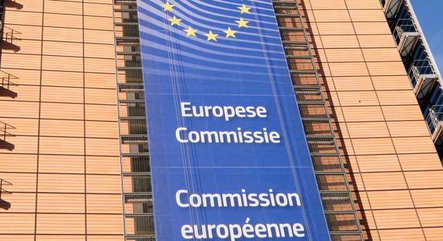 Iva crisis. Cartel azul en la fachada de un edificio de la Comisión europea
