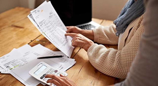 TGUE: no se puede impide el derecho a deducción en IVA en el período en el que se han cumplido los requisitos materiales por el hecho de no haber recibido la factura en ese período, si la factura ha sido recibida antes de presentar la declaración. Imagen de unas personas comparando unas facturas