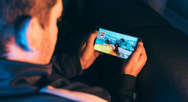 El TJUE analiza el IVA aplicable a las compras in-app (dentro de una aplicación). Gamer jugando en teléfono móvil