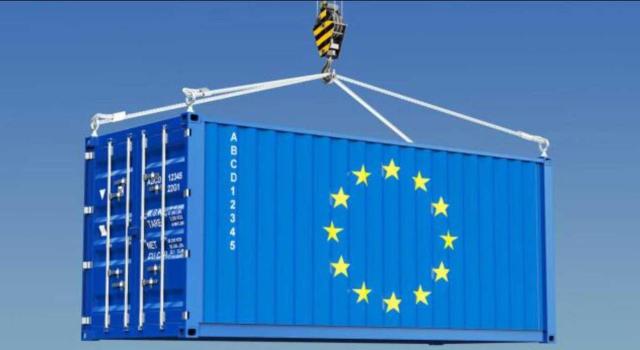 Modificados los tipos de derechos de propiedad intelectual incluidos en el formulario de solicitud de intervención de las autoridades aduaneras. Imagen de un contenedor con la bandera europea