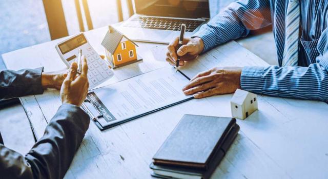 TS: la Administración Tributaria no está obligada a justificar de forma adicional la apertura de la comprobación, si entre el valor declarado por el sujeto pasivo y el valor asignado en la tasación hipotecaria resulte una diferencia relevante. Imagen de la firma de un contrato de alquiler