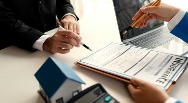 El TEAC establece en unificación de criterio que las prestaciones por incapacidad permanente derivadas de un seguro colectivo contratado por la empresa quedan excluidas ope legis de la reducción del 30% del art. 18 Ley IRPF. Imagen de un hombre que va a firmar el seguro de su casa