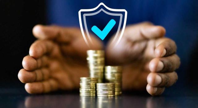 La Agencia Tributaria sobre las Directrices del Plan Anual de Control Tributario 2026. Imagen de unos montoncitos de monedas arropadas con unas manos y un logo de control digital