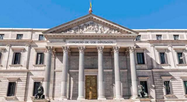 El Congreso convalida el Real Decreto-ley que modifica el IIVTNT (plusvalía municipal) e inicia su tramitación como proyecto de ley. Imagen de la puerta del Congreso de los Diputados de Madrid