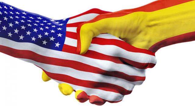 Imagen de dos manos entrelazadas con la bandera de España y la de EEUU