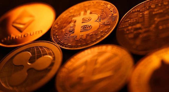 Acuerdo Multilateral sobre intercambio automático de información sobre criptoactivos y la Adenda al Acuerdo multilateral sobre intercambio automático de información sobre cuentas financieras Publicados el Acuerdos Multilaterales sobre intercambio automático de información sobre criptoactivos y la Adenda al Acuerdo multilateral sobre intercambio automático de información sobre cuentas financieras. Imagen de unas criptomonedas sobre un fondo negro
