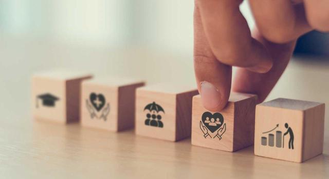 Álava aprueba las actividades prioritarias de mecenazgo de interés general para 2025 a las que resultan de aplicación los beneficios fiscales de la Norma Foral 35/2021 en el IRPF, IS e IRNR. Imagen de cinco cuadraditos de madera con dibujos en ellos simulando beneficios para la empresa