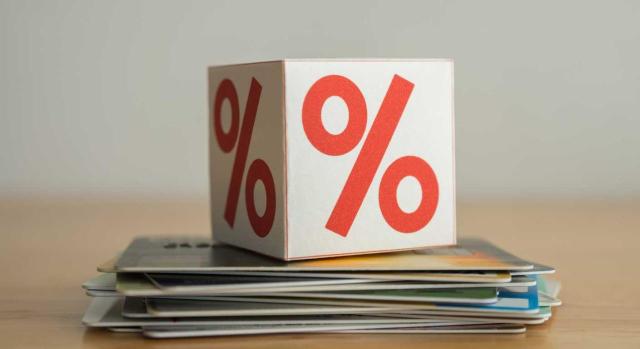 Aprobado en Navarra el Impuesto sobre el margen de intereses y comisiones de determinadas entidades financieras. Imagen de un cuadro del símbolo de la tasa de interés en muchos fondos blancos de tarjetas de crédito