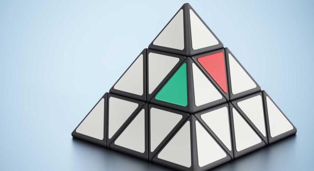 Operación triangular en el IVA en la que se incluyen cuatro operadores identificados en tres Estados miembros diferentes El TGUE analiza una adquisición intracomunitaria de bienes triangular en el IVA en la que se incluyen cuatro operadores identificados en tres Estados miembros diferentes. Imagen de un cubo de rompecabezas en forma de pirámide con símbolos rojos de venta y compra verdes de pie sobre fondo azul