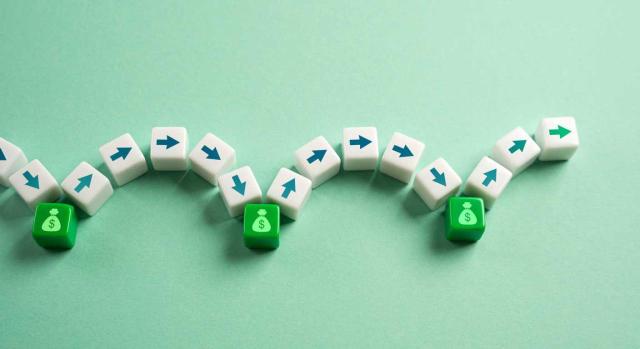 No están exentas en el IP las participaciones en una SICAV porque el contribuyente no acreditó su afección a la actividad A efectos de la exención en el IP, no están afectas las participaciones en una SICAV porque el contribuyente no acreditó una causa que justificara su destino a maximizar el rendimiento de flujos ajenos directamente a la actividad. Imagen de unos cubos con flechas en modo de serpiente con algún cubo de dóllar