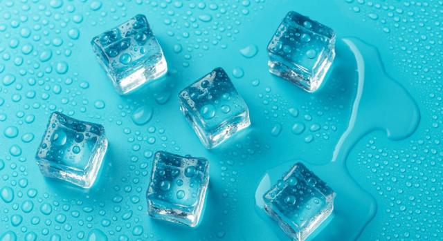 Selección de doctrina administrativa. Julio 2025 (1.ª quincena). Imagen de cubos de hielo sobre el fondo azul