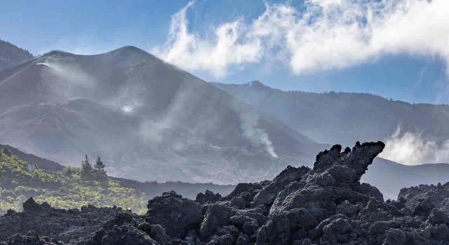 Prorroga aplicación tipo cero IGIG La Palma Covid 19. Vista del volcán Cumbre Vieja de la isla de La Palma echando humo