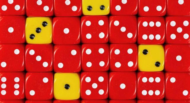 Selección de doctrina administrativa. Marzo 2026 (1.ª quincena). Imagen de muchos dados de color rojo y cuatro amarillos entre ellos