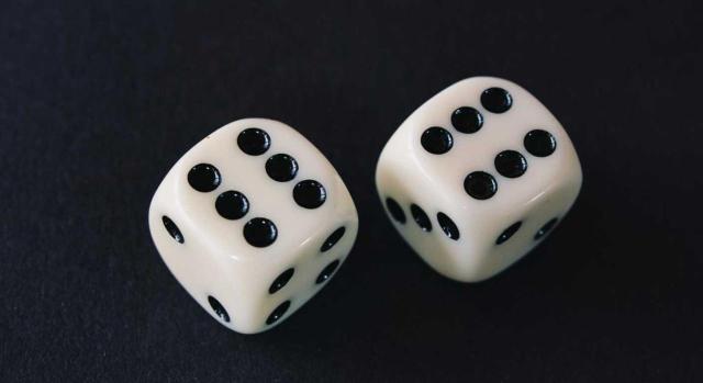 No cabe dictar terceros o ulteriores actos administrativos en sustitución de otros anulados. La “doctrina del doble tiro” no debe conocer excepciones en favor de la Administración incumplidora. Imagen de dos dados dobles con el número 6 sobre un fondo negro