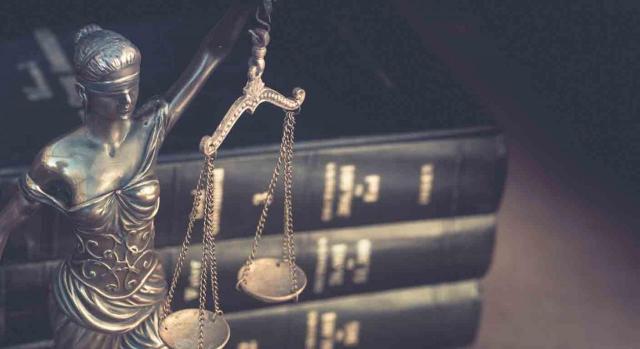 Código Tributario Cataluña Código Tributario Cataluña. Imagen de la Justicia con unos libros detrás