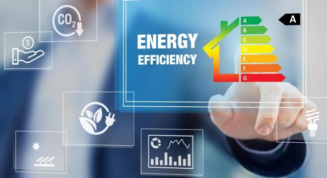 Deducciones en IRPF por obras de mejora de la eficiencia energética. Imagen de etiqueta de calificación de eficiencia energética en hogar ecológico