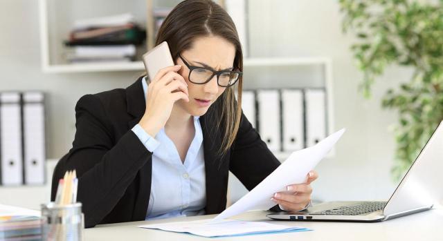 La subsanación de errores tributarios cometidos sin dolo no debería ser sancionada al igual que sucede en la legislación tributaria francesa. Imagen de una chica hablando por teléfono por un error en un papel