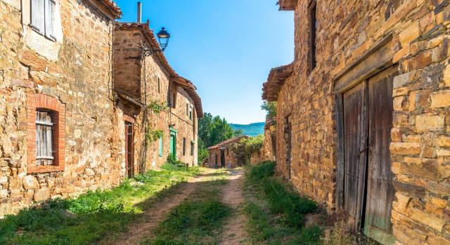 Deducciones y bonificaciones en Castilla-La Mancha para frenar la despoblación. Imagen de un pueblo despoblado