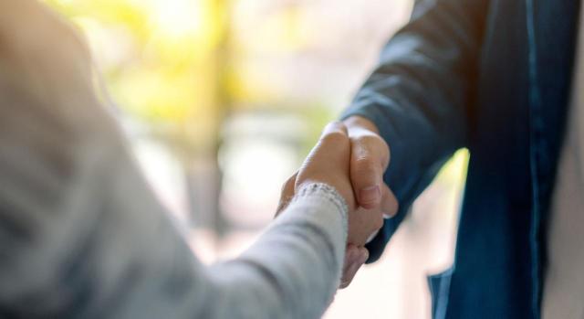 STS: Requisito de desvinculación efectiva y reducción en el IRPF de rendimientos irregulares por resolución de mutuo acuerdo STS: Requisito de desvinculación efectiva y reducción en el IRPF de rendimientos irregulares por resolución de mutuo acuerdo. Apretón de manos entre un hombre y una mujer