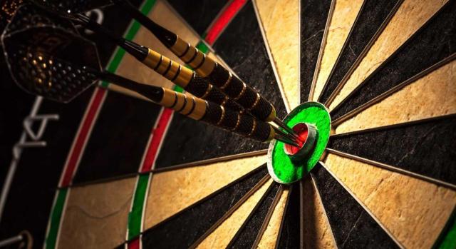 TEAC y doctrina del “doble tiro”: tres liquidaciones practicadas por la Administración Tributaria respecto del mismo hecho imponible El TEAC también se pronuncia sobre la doctrina del doble tiro, y considera inadmisible que la Administración disponga de oportunidades ilimitadas para dictar actos de gravamen, rechazando que tenga además un “tercer tiro”. Imagen de una diana en el que están en el centro los tres dardos