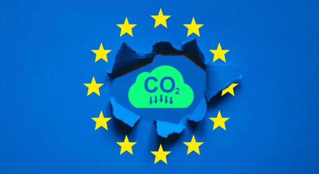 El Consejo de la UE adopta unas Conclusiones sobre el uso de incentivos fiscales para apoyar las tecnologías y la industria limpias. Imagen de la bandera de la UE y en el centro un dibujo del dióxido de carbono con el CO2
