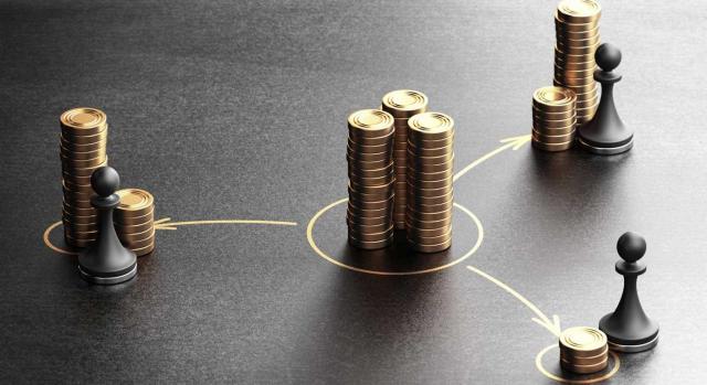 No procede aplicar la regla de no sujeción en TPO a los excesos de adjudicación derivados de condominios creados artificiosamente para pocos meses después extinguirlos con una desproporción enorme en la atribución de cuotas. Imagen de unos montoncitos de monedas haciendo la forma de distribución desigual del ingreso