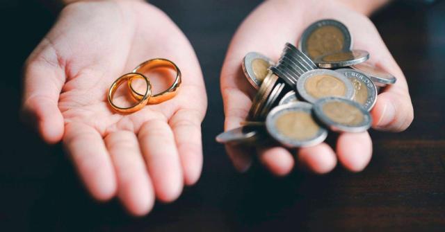 El Tribunal Supremo permite aplicar simultáneamente el mínimo por descendientes y el régimen fiscal de las anualidades por alimentos en los supuestos de custodia compartida, siempre que ambos beneficios se distribuyan en función de los periodos de convivencia efectiva con los hijos y no exista solapamiento temporal entre ellos IRPF: es compatible el mínimo por descendientes y el régimen fiscal de las anualidades por alimentos en un mismo periodo impositivo en los casos de custodia compartida. Imagen de dos manos en las que en una hay monedas y en la otra, anillos