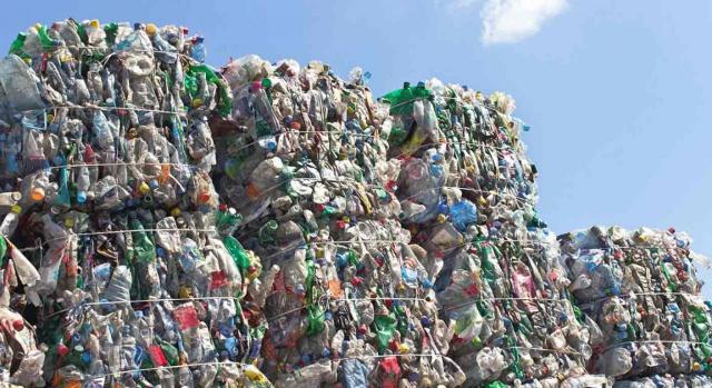  Impuesto sobre el depósito de residuos en vertederos, la incineración y la coincineración de residuos. Imagen de unos montones de botellas aplastadas para reciclar