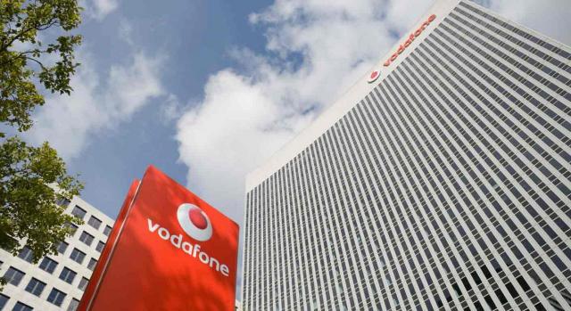 TS, anula, liquidación, IAE, Vodafone, telefonía móvil, oposición, Directiva autorización, discriminatoria, diferencia, fija jurisprudencia, TJUE. Vista desde el suelo de un edificio de Vodafone