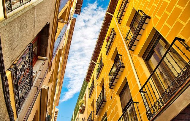 Análisis de la sujeción a AJD de unas escrituras que modifican la distribución de viviendas de un edificio entero y que cambian su uso a apartamentos turísticos. Imagen de unos pisos altos