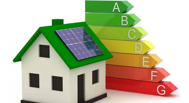 IRPF; deducciones; obras; eficiencia energética. Casa con placas solares en el tejado y escala energética