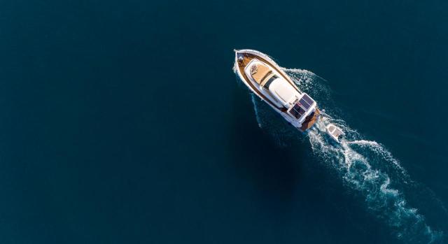 DGT: El uso privado de la embarcación dedicada a actividades de alquiler provocará la pérdida de la exención en el IEDMT. Barco de recreo visto desde arriba en el mar