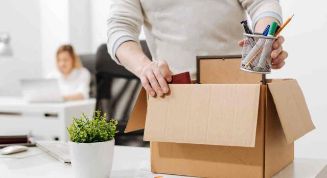 Indemnización, despido improcedente, relación laboral, alto directivo Indemnización, despido improcedente, relación laboral, alto directivo. Empleado de una oficina mete sus cosas en una caja de cartón
