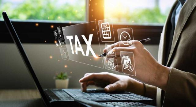 De acuerdo con la jurisprudencia del TS, los gastos contables erróneos deben imputarse al ejercicio del IS en el que se produce la contabilización del error, y no retroactivamente al ejercicio en que debió haberse contabilizado. Imagne de una persona con su ordenador haciendo cuentas sobre los impuestos