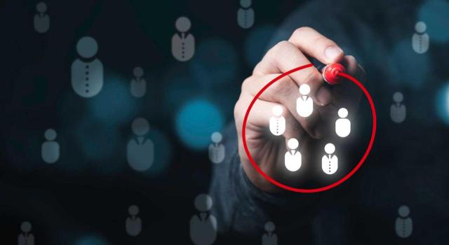 El TS matiza su doctrina sobre la necesidad de agotar todas las posibilidades de declaración de responsabilidad solidaria de forma previa a la declaración de responsables subsidiarios por la Administración. Imagen de la figura de un hombre rodeando en rojo iconos de figuras humanas