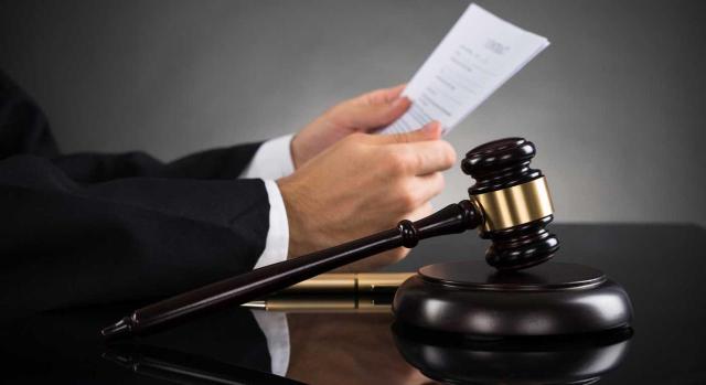 El Tribunal Constitucional determina que se ajusta a Derecho la modificación del tipo de gravamen de la ecotasa de Cataluña mediante Decreto Ley. Imagen de una bombilla en el que se ve el mundo dibujado en verde 