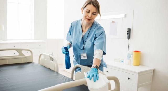 El TJUE estima sí se aplica la exención del IVA a los servicios de limpieza en centros sanitarios y educativos, pues son prestaciones necesarias para la actividad exenta debido a su carácter general. Imagen de una enfermera limpiando una cama de hospital