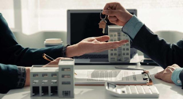 IS arrendamiento de inmuebles: subcontratación de la gestión de la actividad Existe actividad económica en filiales dedicadas al arrendamiento de inmuebles, aunque la gestión esté externalizada, a efectos de la exención de la transmisión de participaciones del art. 21.3 de la LIS. Imagen de una entrega de llaves de una casa