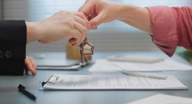 Inaplicación del régimen transitorio de deducción por alquiler al no existir trazabilidad del dinero del pago de las rentas El TSJ de Madrid niega la aplicación del régimen transitorio de deducción por arrendamiento de vivienda al no existir trazabilidad del dinero con el que se habría producido el pago con anterioridad a 1 de enero de 2015. Imagen de una persona entregando las llaves de su nueva casa tras firmar el contrato