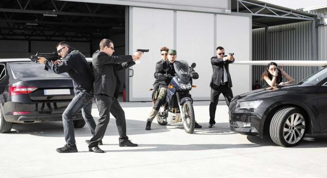 El TS dividido fija como doctrina que la limitación a la compensación de las BINs en el IS es aplicable a la fusión inversa, si ya fueron consumadas o aprovechadas por anteriores partícipes o socios, aunque la norma no lo prevea expresamente. Imagen de un entrenamiento con ejercicios tácticos de un equipo de seguridad de guardaespaldas