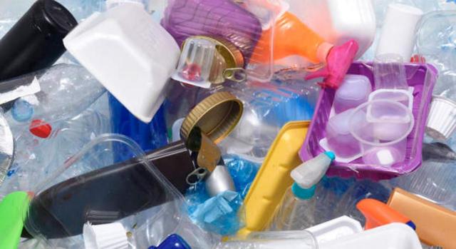 La DGT analiza el nuevo impuesto especial sobre los envases de plástico no reutilizables. Imagen de basura no reciclable acumulada
